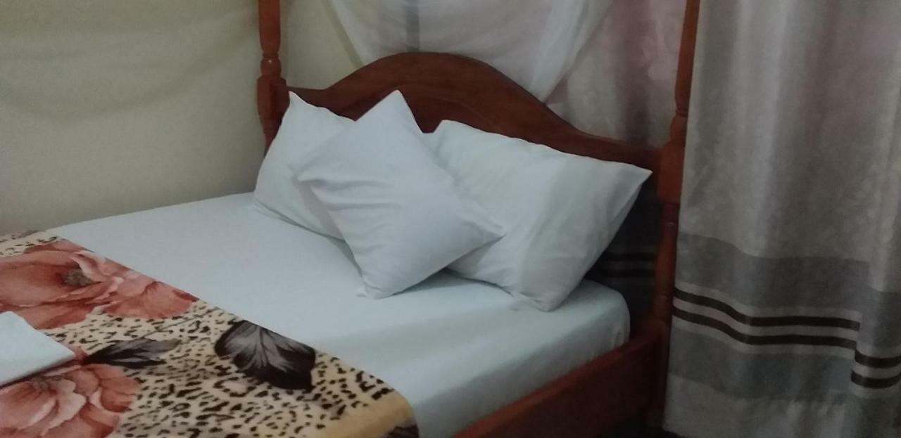 Rainbow Courts Hotel Hoima Bagian luar foto